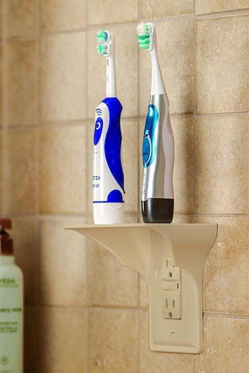 Duas escovas de dente elétricas uma ao lado da outra em uma fileira organizada