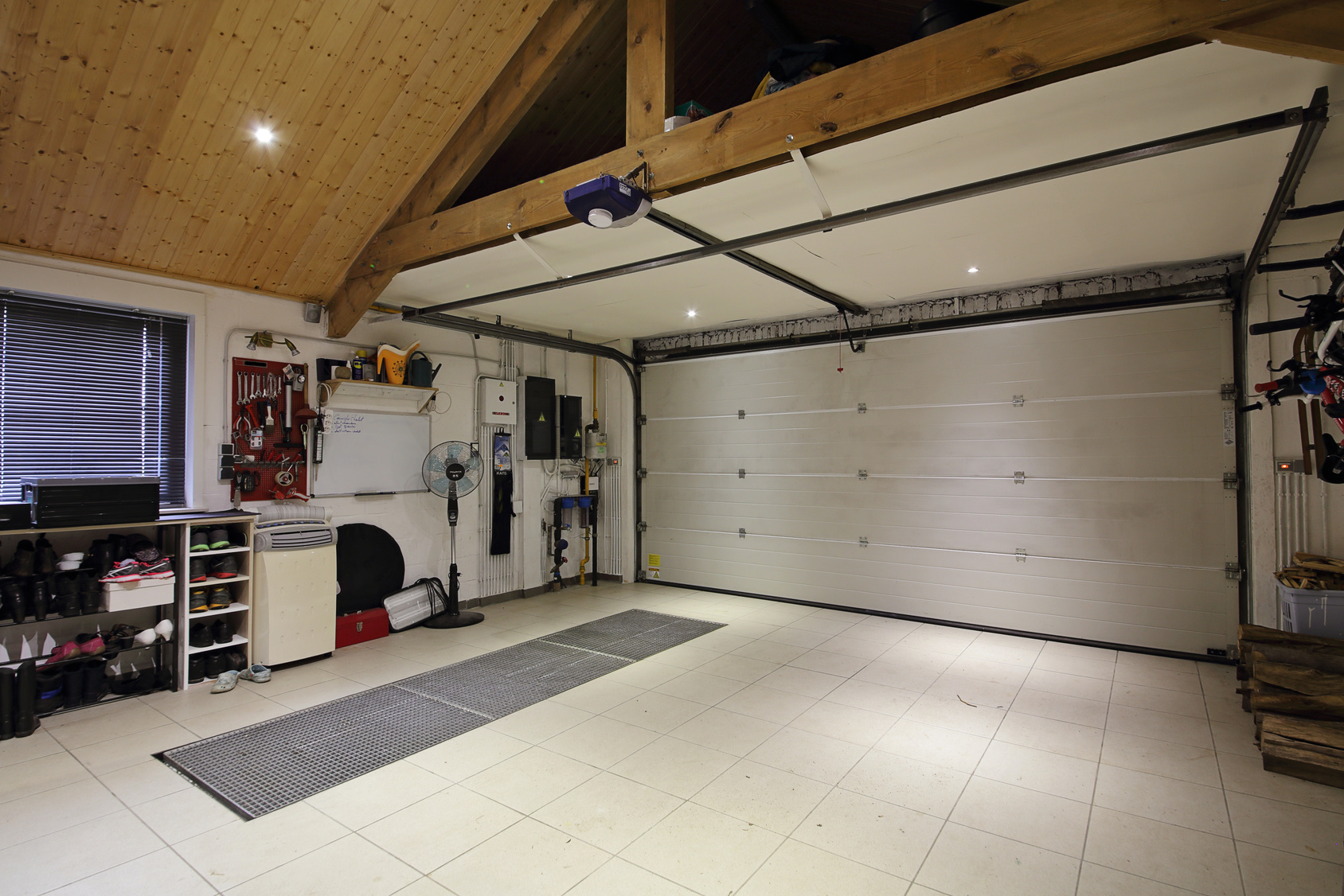 Garage: plafondopslag maken om ruimte te besparen.