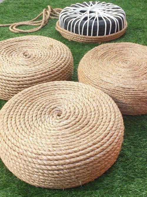 Neumáticos transformados en pufs de cuerda para el jardín