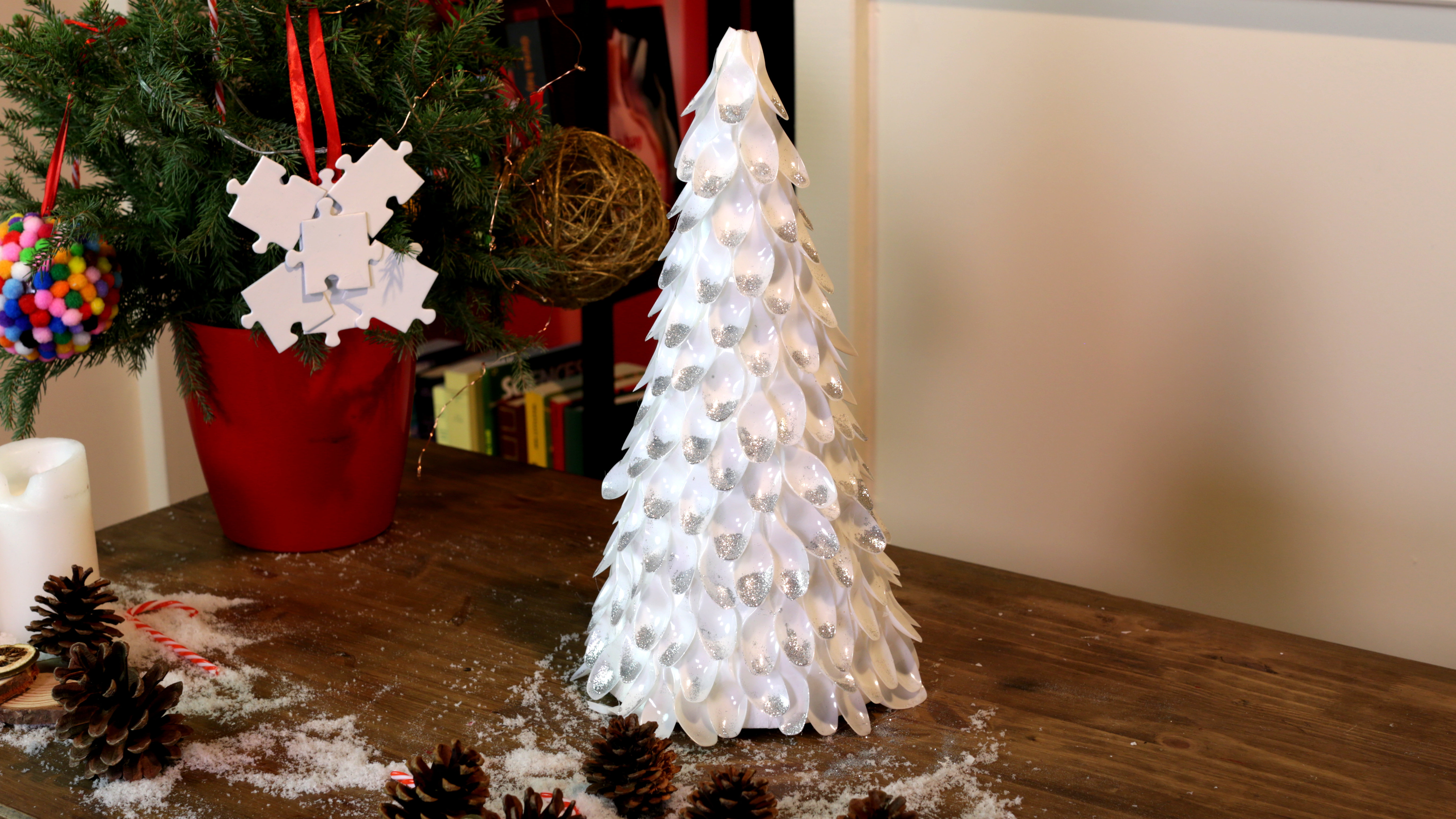 Pārstrādājiet savas plastmasas pudeles, lai izveidotu Ziemassvētku rotājumus.