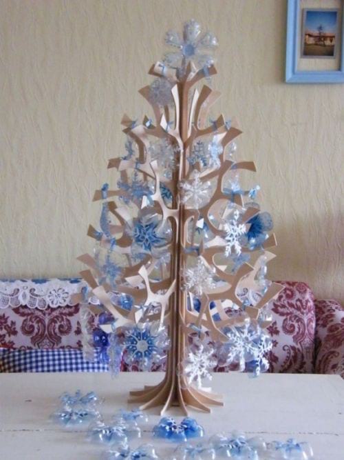una decoración de árbol de Navidad hecha de plástico