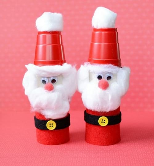 To røde julemænd lavet med toiletpapirruller og kopper