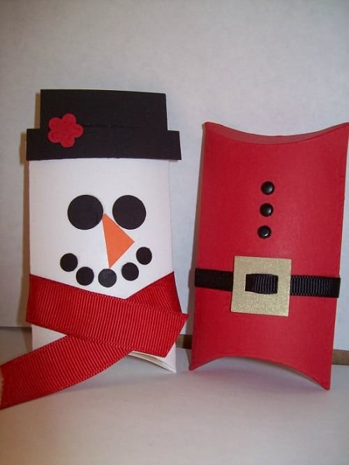 2 caixes de regal fetes amb rotllos de paper higiènic pintats en vermell i blanc