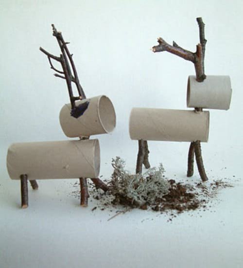 2 איילים עשויים מגלילי נייר טואלט וענפים קטנים לעץ