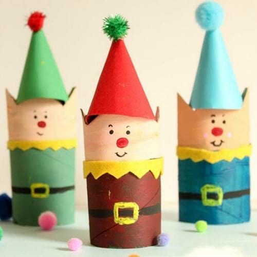 3 elfos con sombreros hechos con rollos de papel higiénico pintado