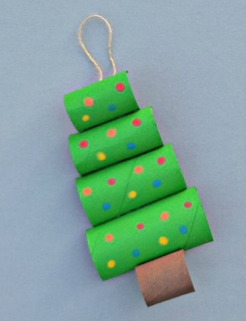 קישוט תליית חג המולד המייצג עץ עשוי עם גלילי נייר טואלט