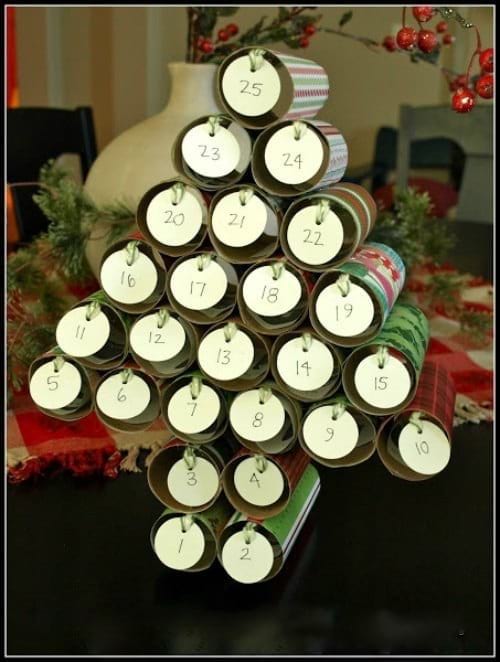 Calendari d'advent en forma d'arbre de Nadal fet amb rotllos de paper higiènic numerats