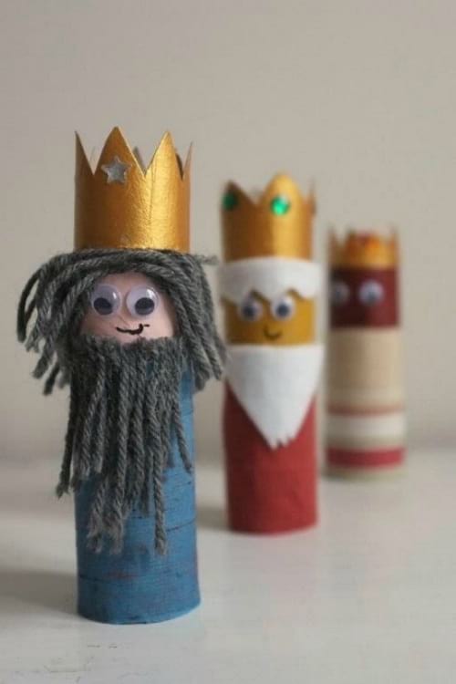 3 reyes magos hechos con rollos de papel higiénico pintado