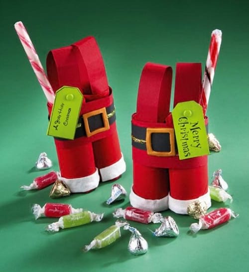 2 bolsitas de caramelos con forma de pantalón de Papá Noel elaboradas con rollos de papel higiénico