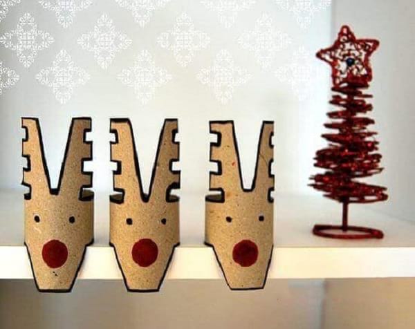 قطبی ہرن کے سروں کی کرسمس کی سجاوٹ ٹوائلٹ پیپر رولز سے بنائی گئی ہے۔