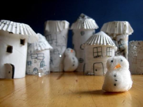 Miniaturelandsby lavet af ruller toiletpapir malet hvidt og dekoreret