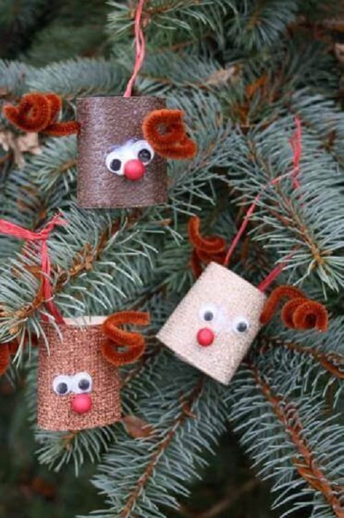 Penjadors per decorar l'arbre de Nadal fets amb rotllos de paper higiènic
