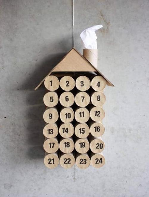 Calendario de Adviento en forma de casa realizado con rollos de papel higiénico pegados y numerados