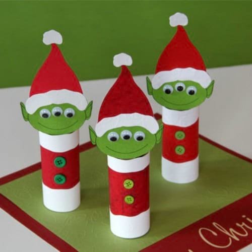 Små grønne snemænd i julemandstøj lavet med toiletpapirruller