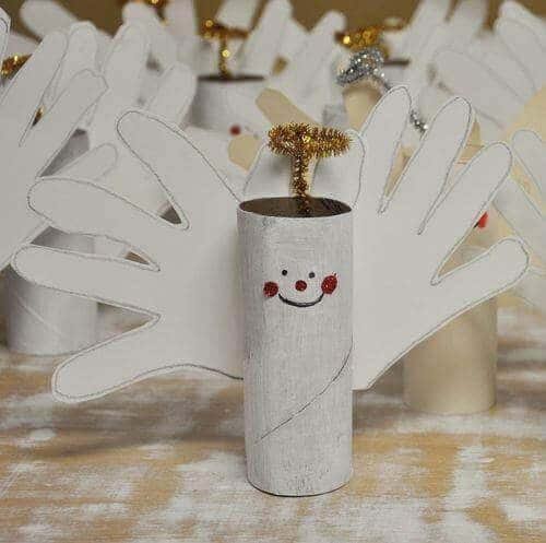Ángel navideño hecho de un rollo de papel higiénico.