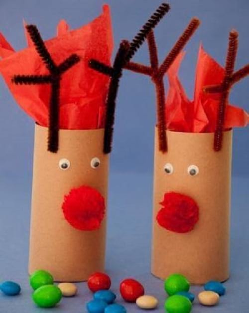 2 renos navideños elaborados con 2 rollos de papel higiénico y papel crepé