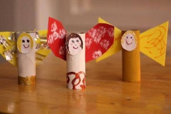 3 ángeles navideños hechos con rollos de papel higiénico
