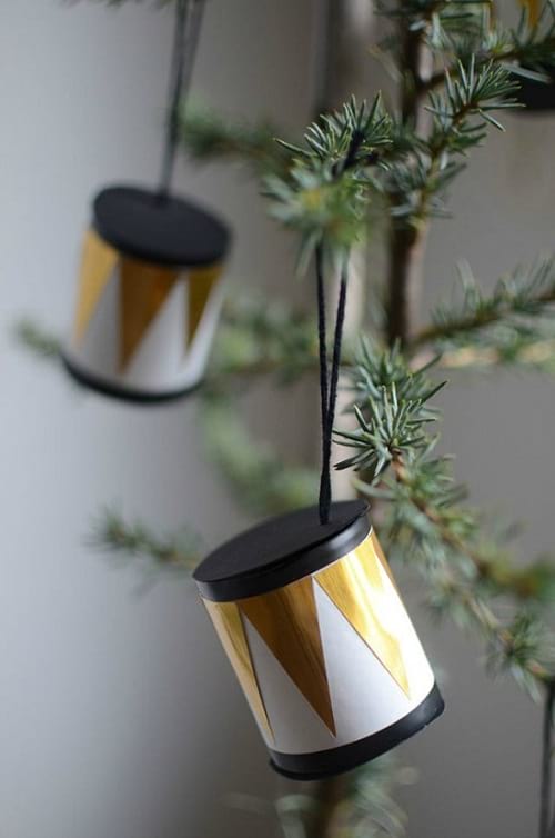 Dekorerede toiletpapirruller hængende i juletræet