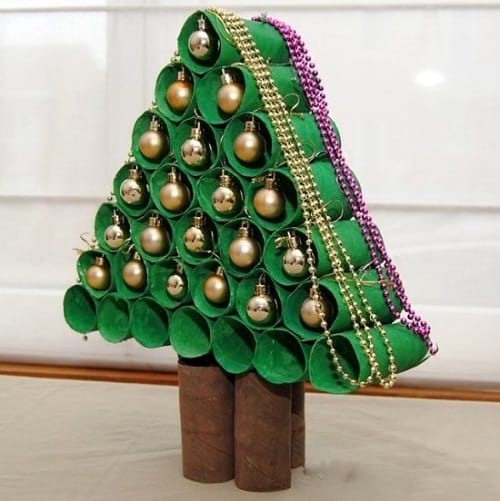 Juletræ lavet af toiletpapirruller malet grønt og pyntet med julekugler