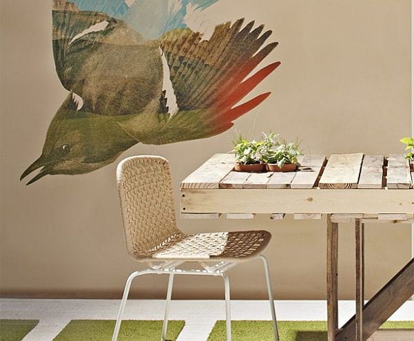 mesa de cubierta de madera de paleta con silla