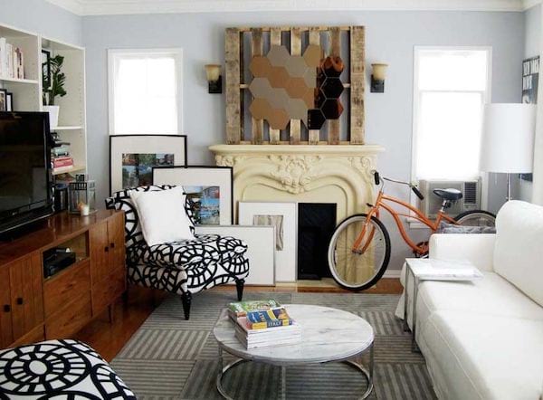 sala de estar moderna con un espejo de nido de abeja colocado en un palet