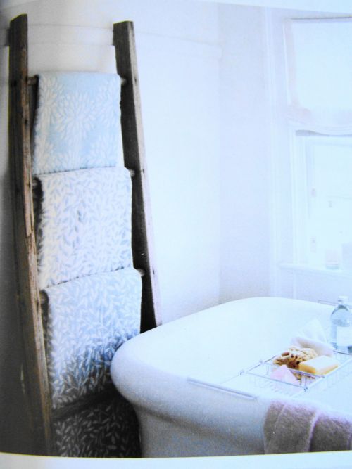 toallero con escalera de reciclaje para una decoración de baño elegante y económica