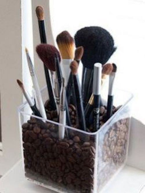Guarde las brochas de maquillaje en un recipiente con granos de café.