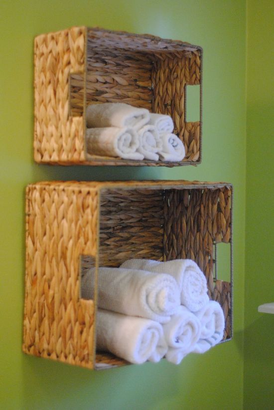 Consejo de almacenamiento decorativo: cuelgue cajas en la pared de su baño para ahorrar espacio