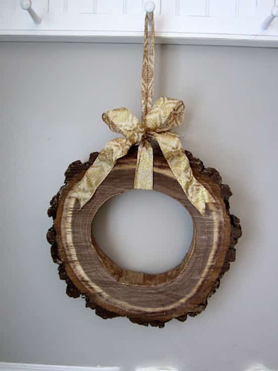 Corona de Navidad hecha de un trozo de madera.