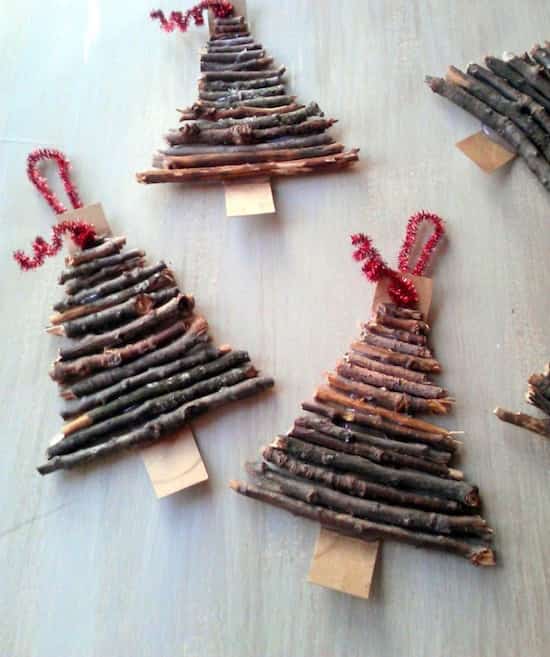 pequeños abetos caseros con trozos de madera para Navidad