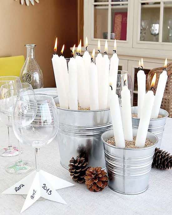 sello de zinc lleno de velas blancas para una decoración navideña