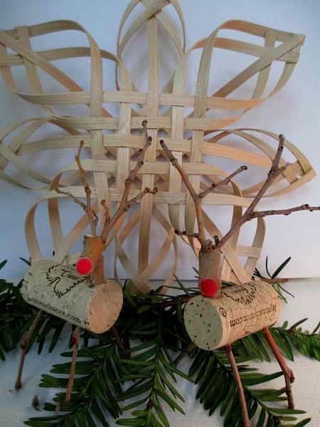 corchos reciclados de renos para una decoración navideña