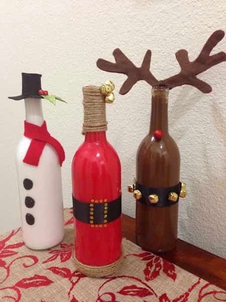 Botellas de vino recicladas para decoración navideña.