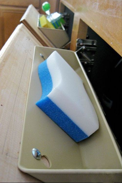 Almacenamiento inclinado para esponjas debajo del fregadero
