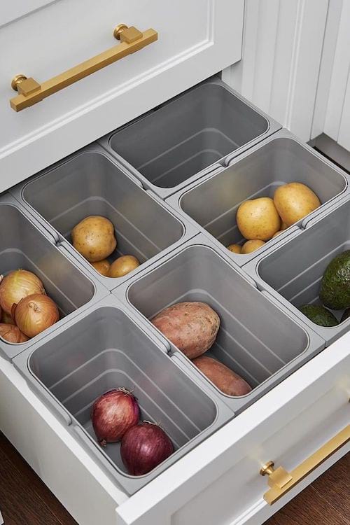 Use contenedores en un cajón para almacenar sus frutas y verduras