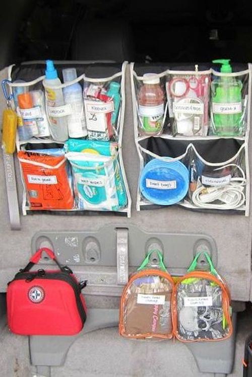 Bolsillos de plástico colgados en los asientos de un automóvil para almacenar productos.