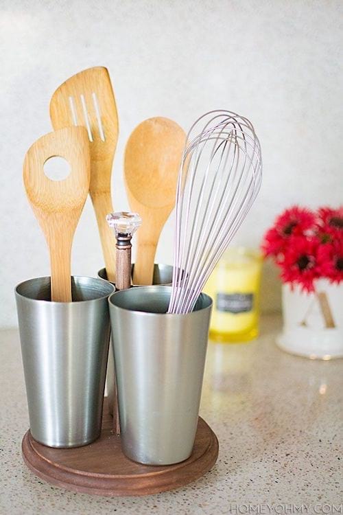 Varias tazas grises con utensilios de cocina en el interior