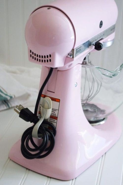 Electrodoméstico rosa equipado con una herramienta que simplifica el almacenamiento del cable de alimentación