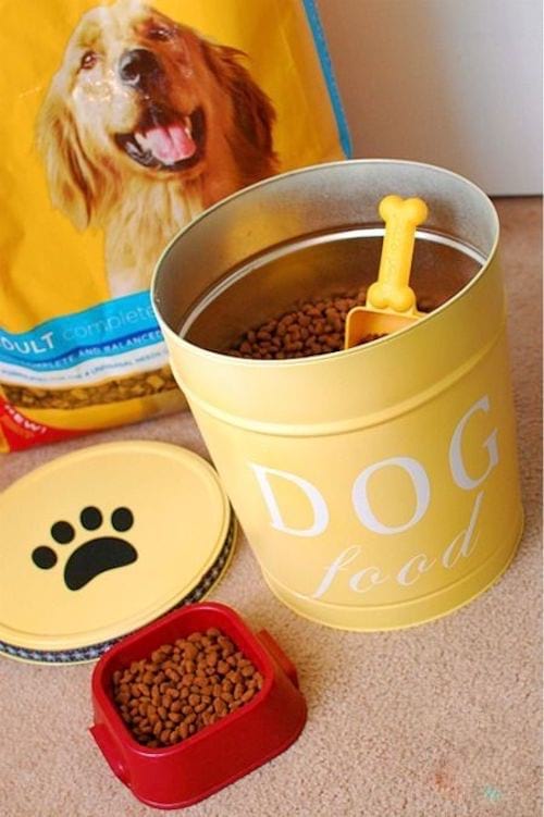 Comida seca para perros almacenada en un compartimento amarillo