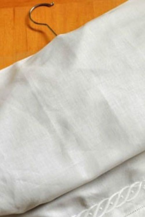 Funda de almohada insertada en una percha para proteger la ropa