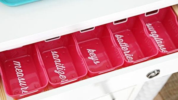Cajón con compartimentos etiquetados en rojo para una fácil clasificación