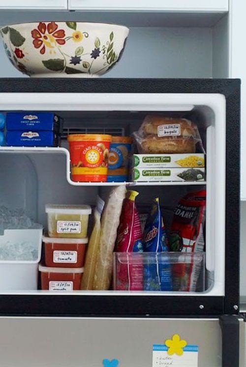 Varios alimentos almacenados en el congelador en diferentes contenedores.