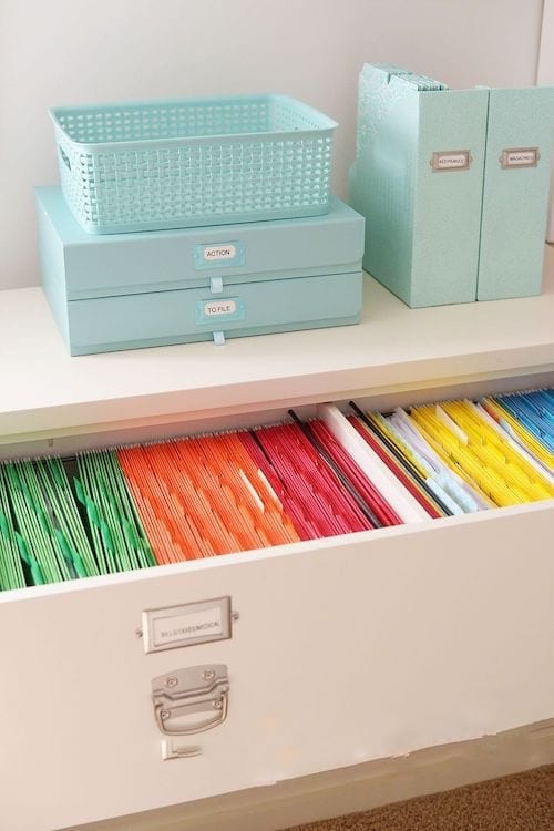 Cajón abierto que sirve de almacenamiento para papeles importantes ordenados por color