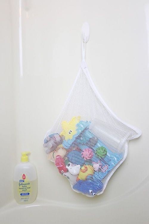 Bolsa de malla blanca que sirve de almacenamiento para los juguetes de baño