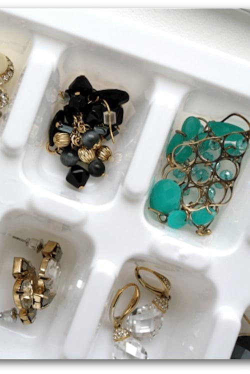 Varios tipos de joyas almacenadas en una bandeja para cubitos de hielo.