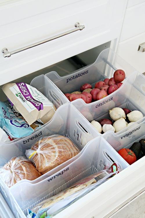 Varios contenedores transparentes que sirven de almacenamiento para varios tipos de alimentos.
