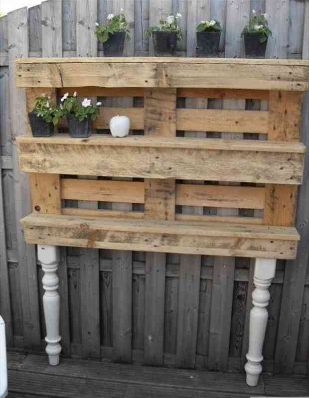 Reciclar una paleta de madera en una estantería de jardín.
