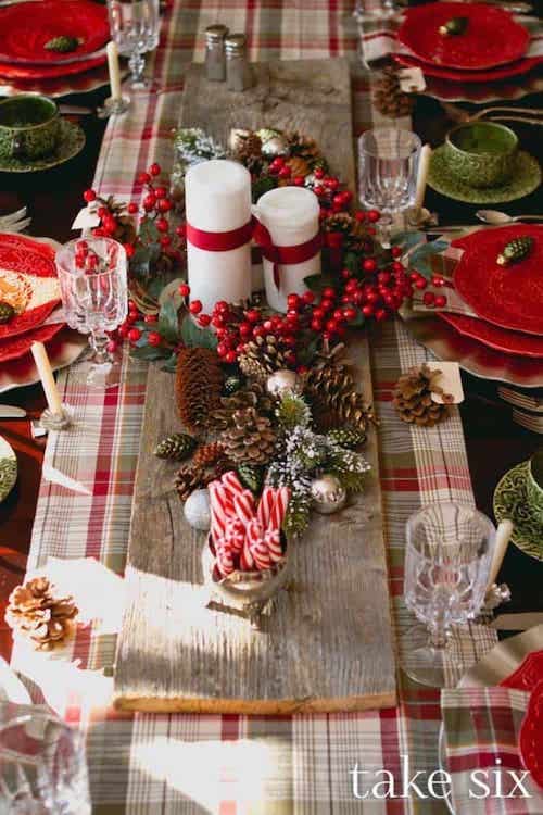 Mesa llena de frutas y muchas otras cosas para Navidad