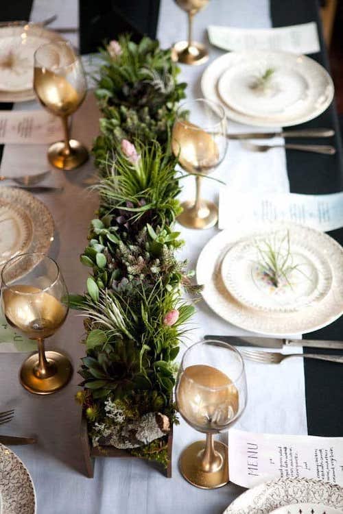 طاولة مزينة ببعض الزهور والاعشاب