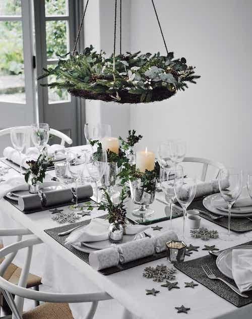 نبات معلق فوق طاولة مزينة لعيد الميلاد